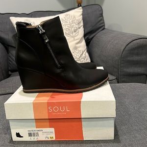 Women’s Naturalizer booties.  Size 7.5.  Great condition.